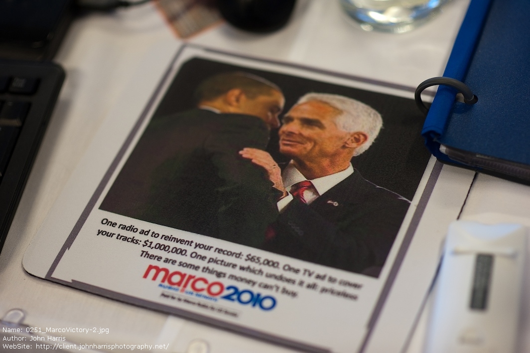 El medio abrazo de Charlie Crist con el presidente Obama ayudó a Rubio./Flickr MR