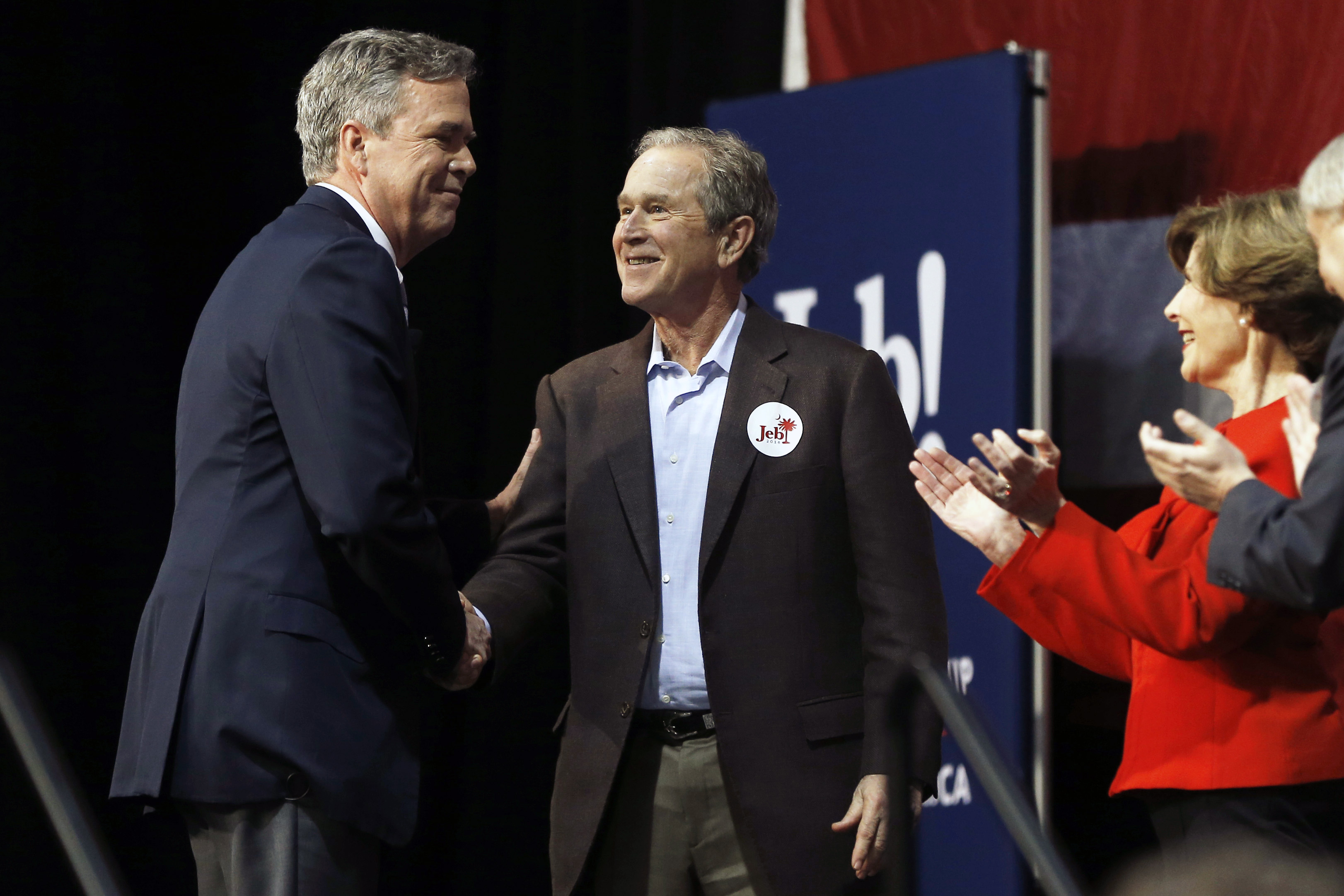 Jeb Bush, George W. Bush y Laura Bush esta semana en un mitin en Carolina del Sur./AP