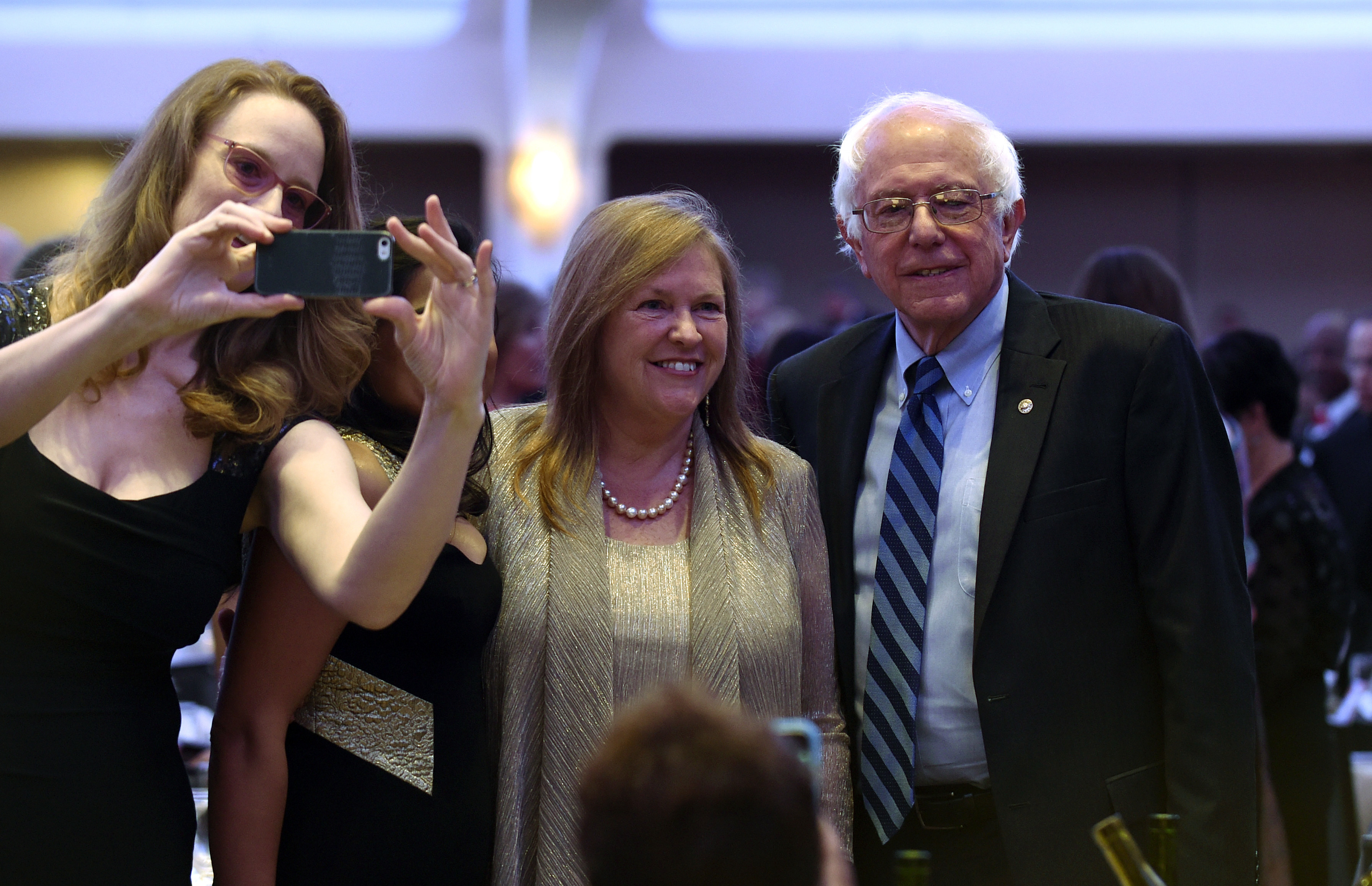 Bernie Sanders con su mujer en la cena de corresponsales de la Casa Blanca./AP