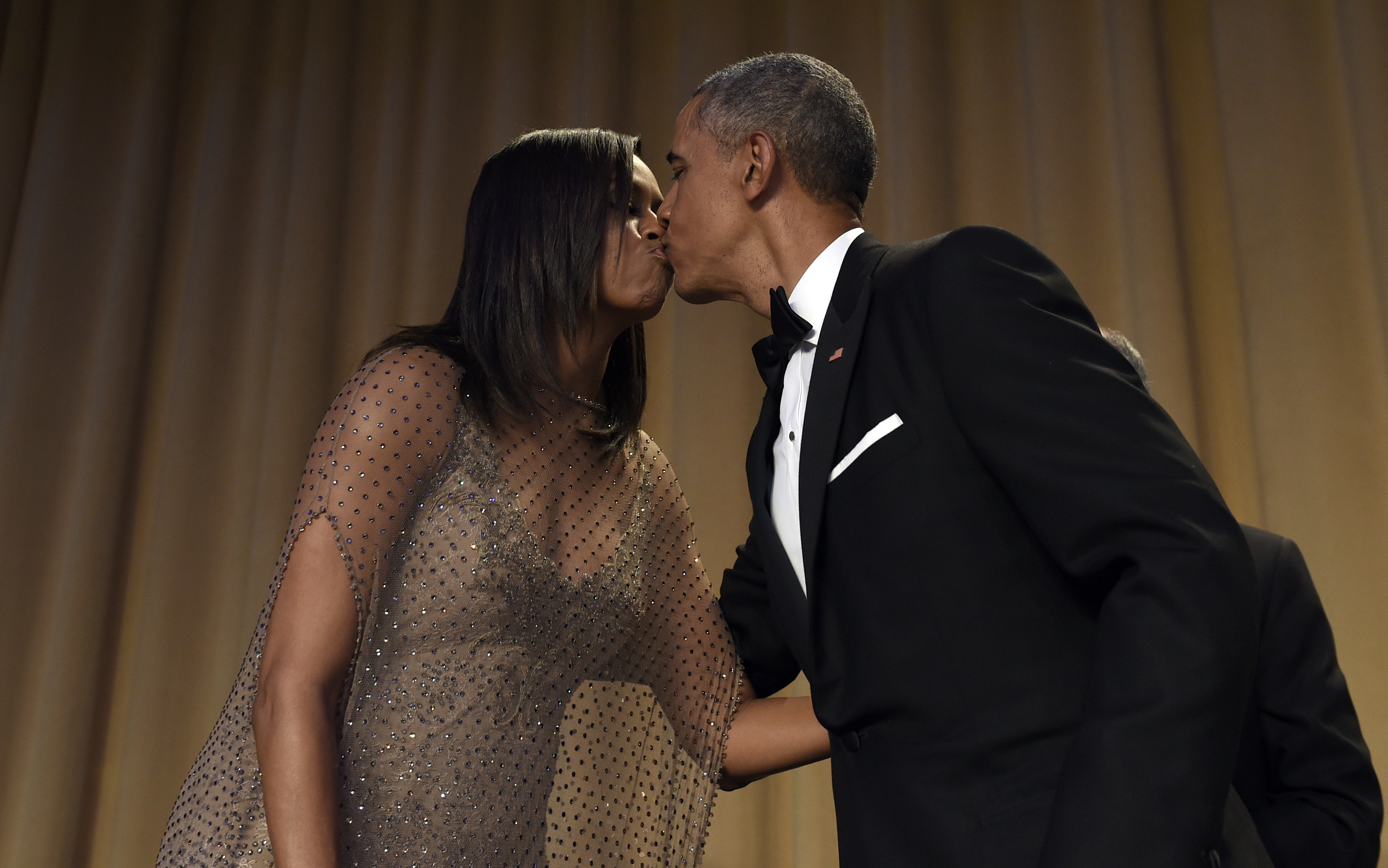 El presidente Barack Obama besa a su esposa Michelle tras el discurso en la cena de corresponsales de la Casa Blanca./AP