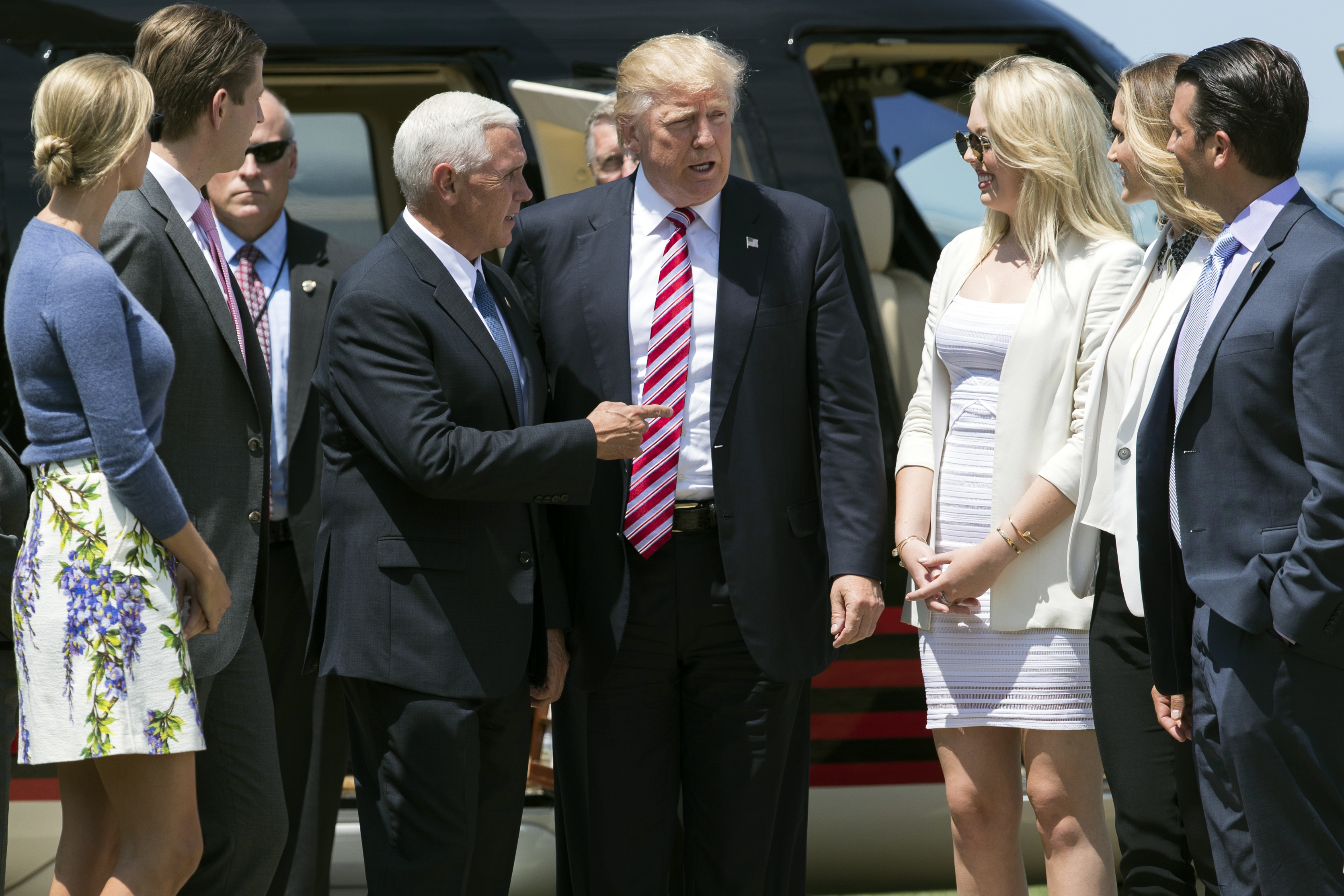 Mike Pence recibe a Donald Trump en Cleveland este miércoles./AP 
