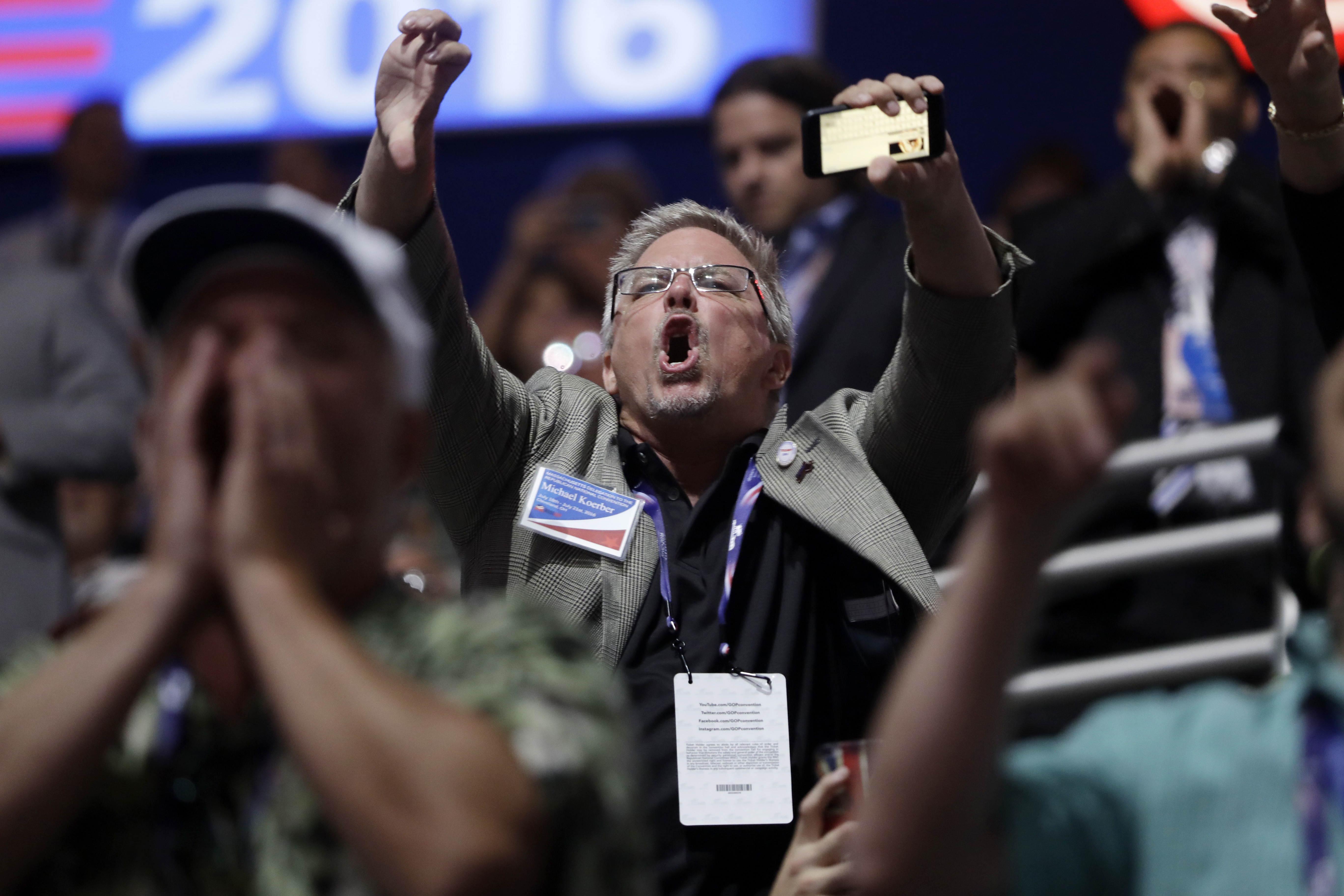 Un grupo de delegados abuchea a Ted Cruz por no pedir el voto para Donald Trump el miércoles por la noche./AP