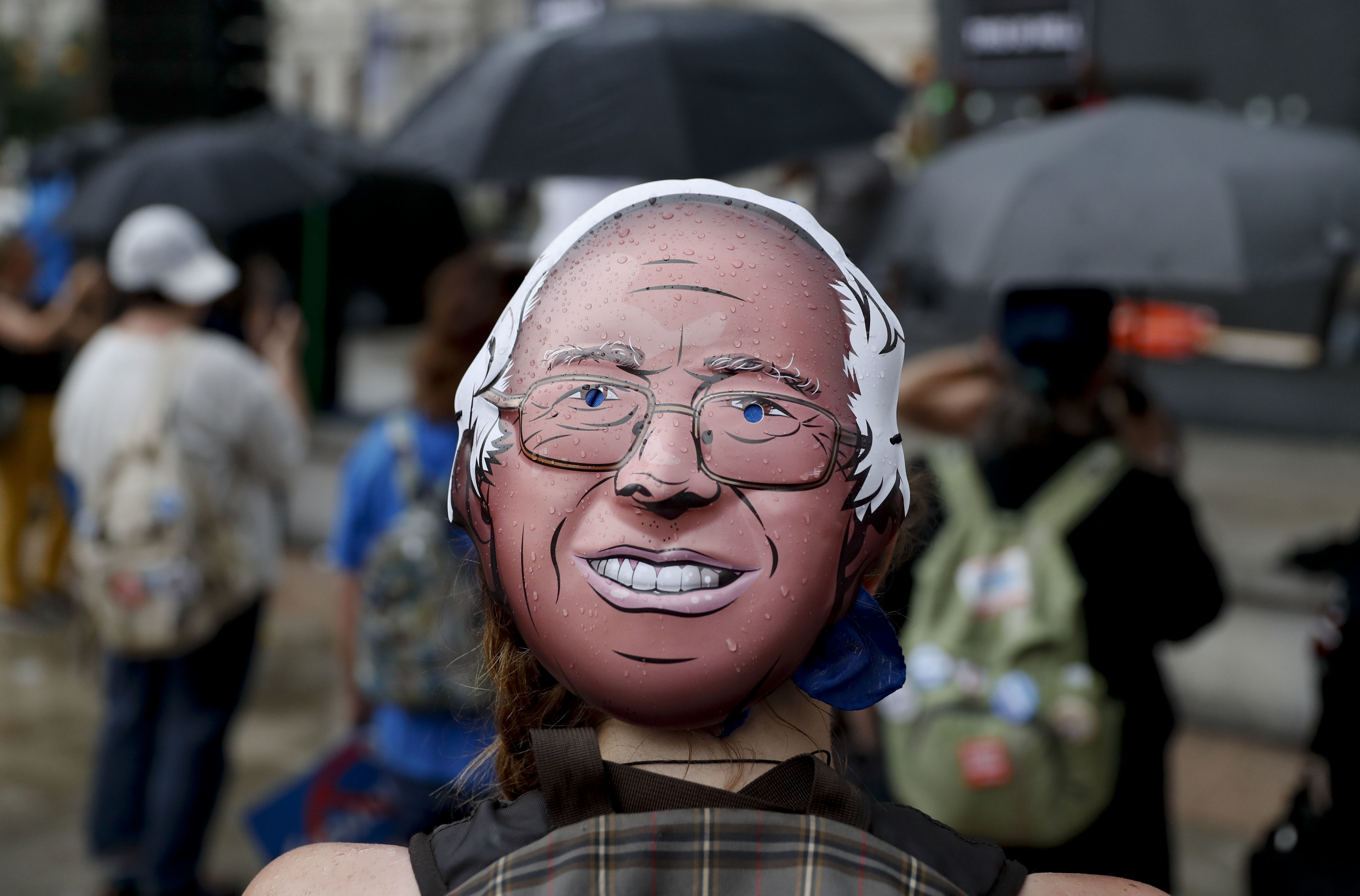 Una máscara de Bernie Sanders bajo la lluvia en la convención demócrata en Filadelfia./AP