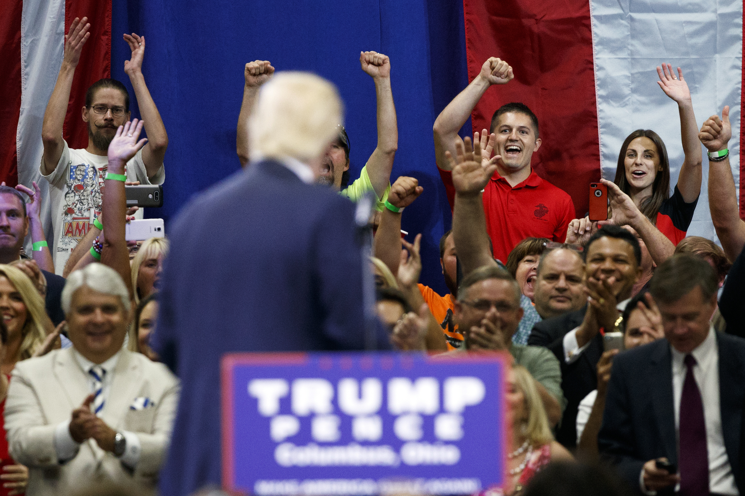Un grupo de seguidores de Trump frente al candidato en Columbus, Ohio, este lunes./AP