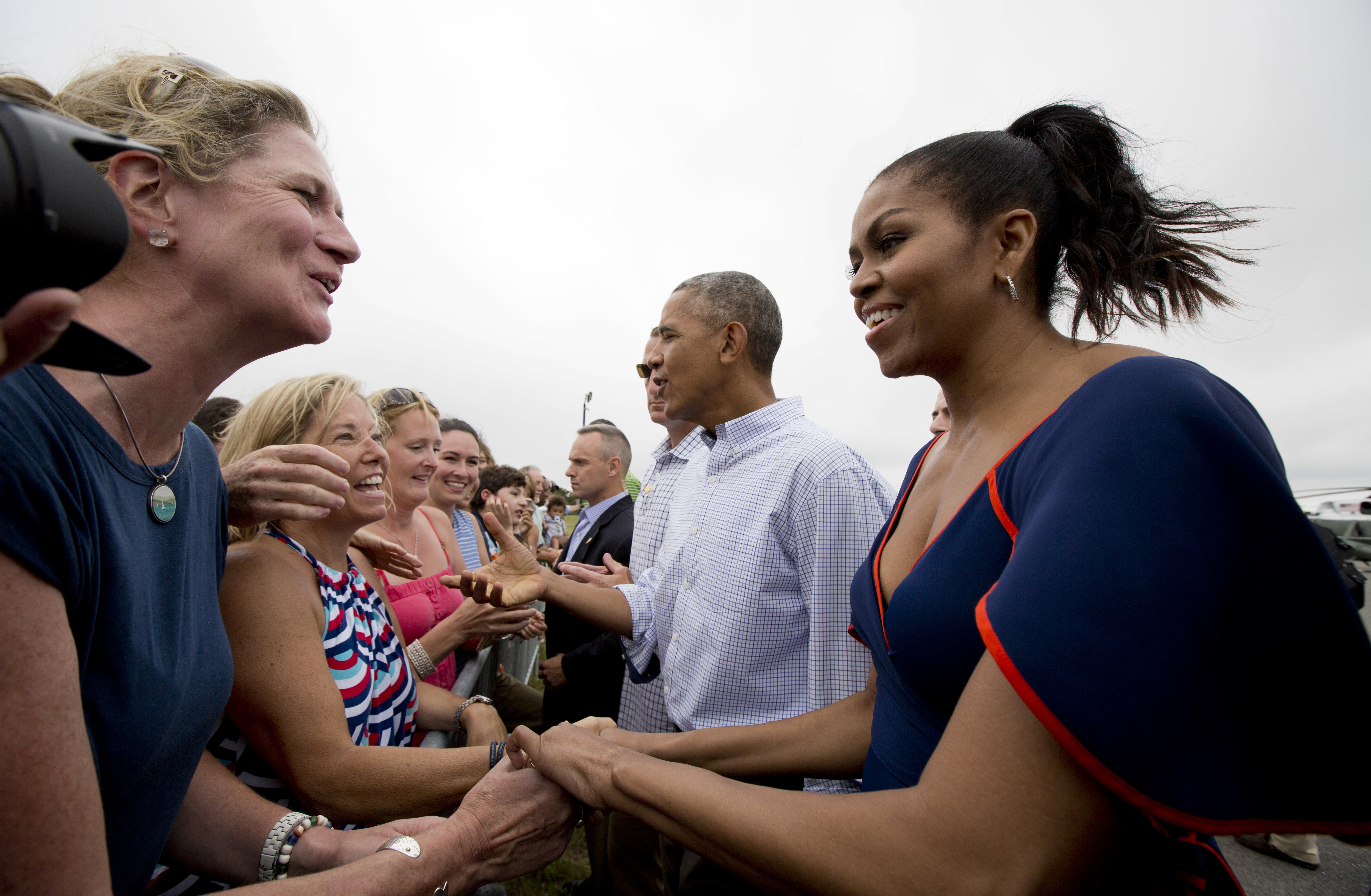 Michelle Obama saluda a los vecinos a su llegada a Martha's Vineyard para unas vacaciones./AP