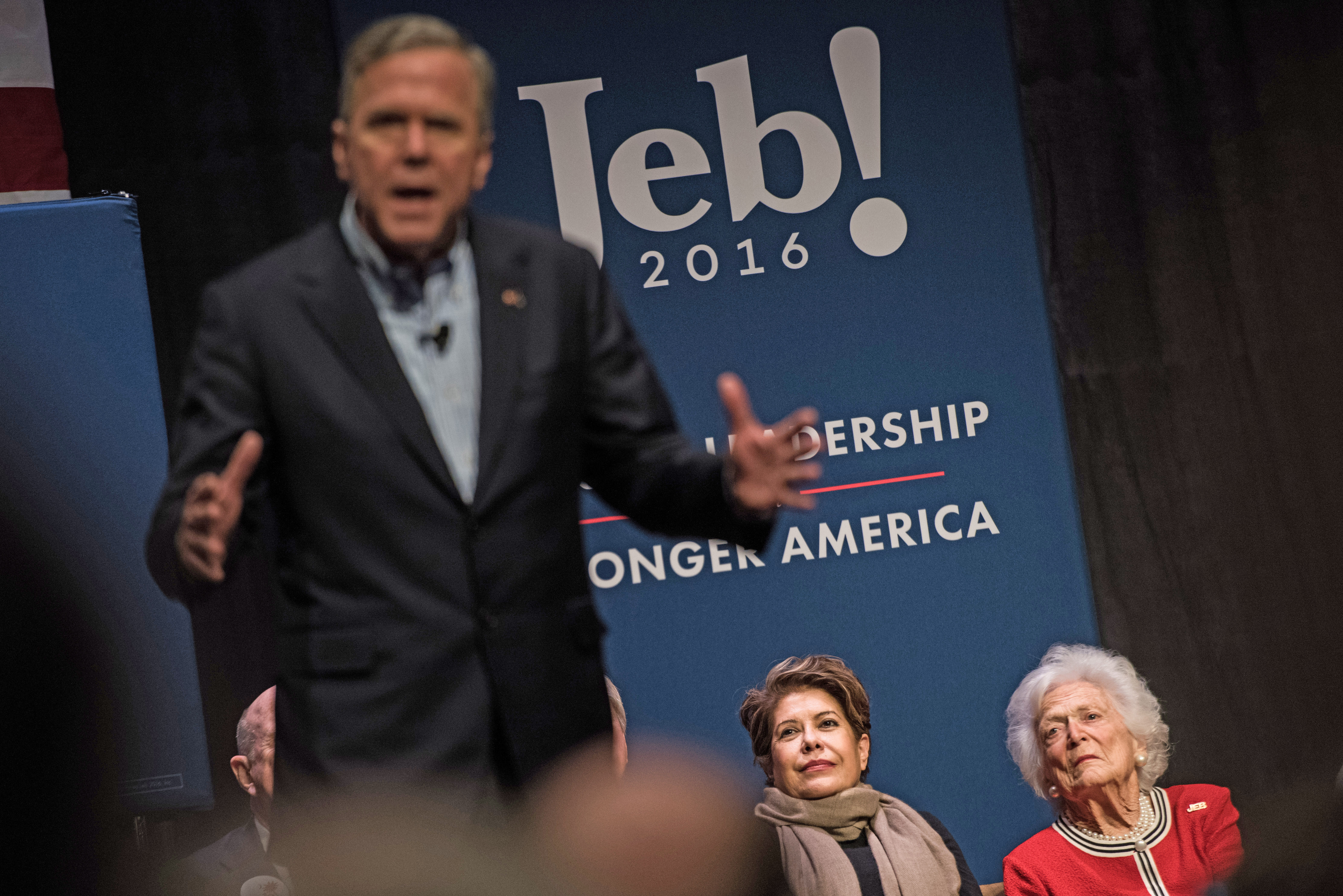 Jeb Bush con su esposa, Columba, y su madre, Barbara, en un evento de campaña en Carolina del Sur en febrero./Getty Images