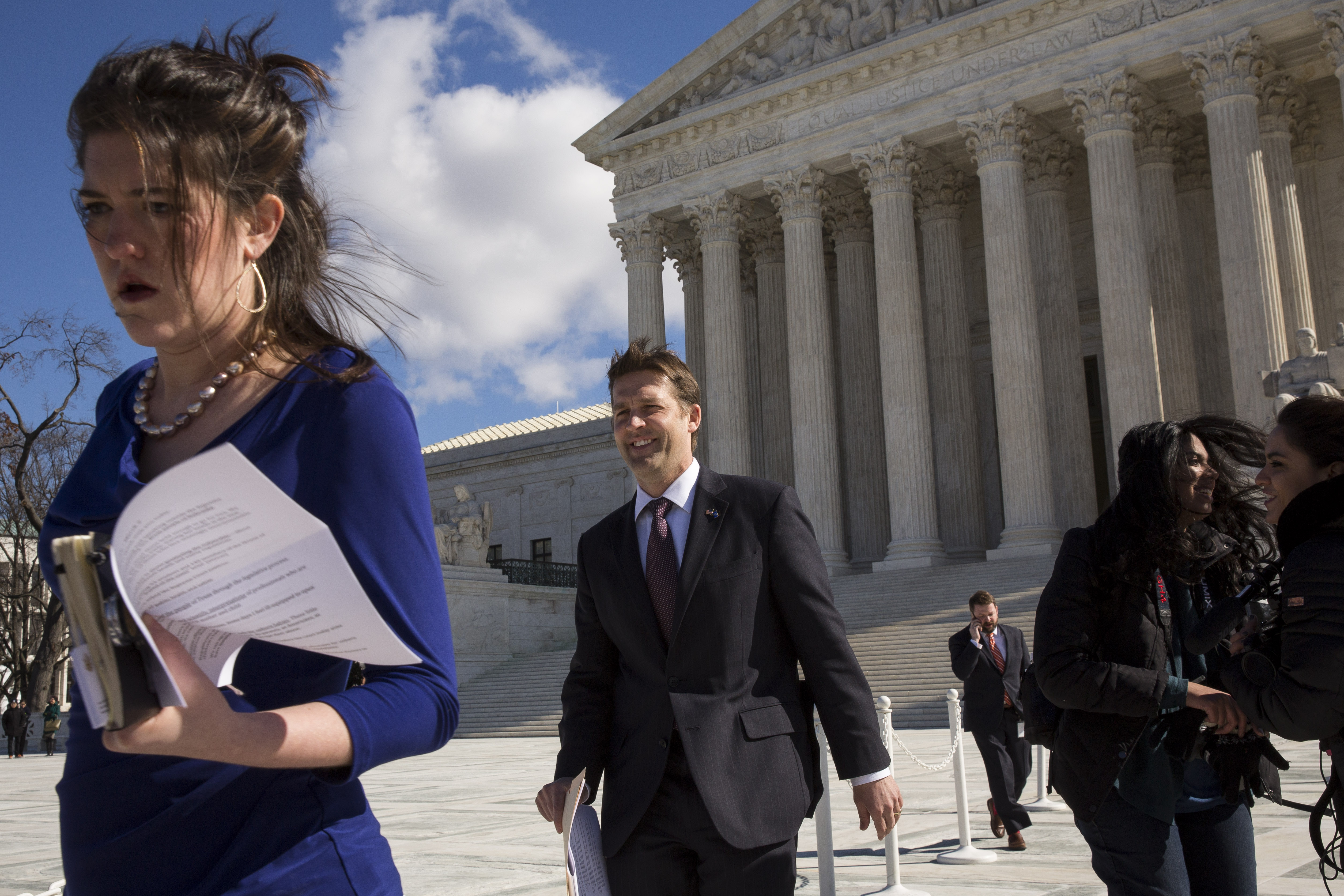 Ben Sasse en el Tribunal Supremo en marzo para una audiencia sobre el aborto./Getty Images