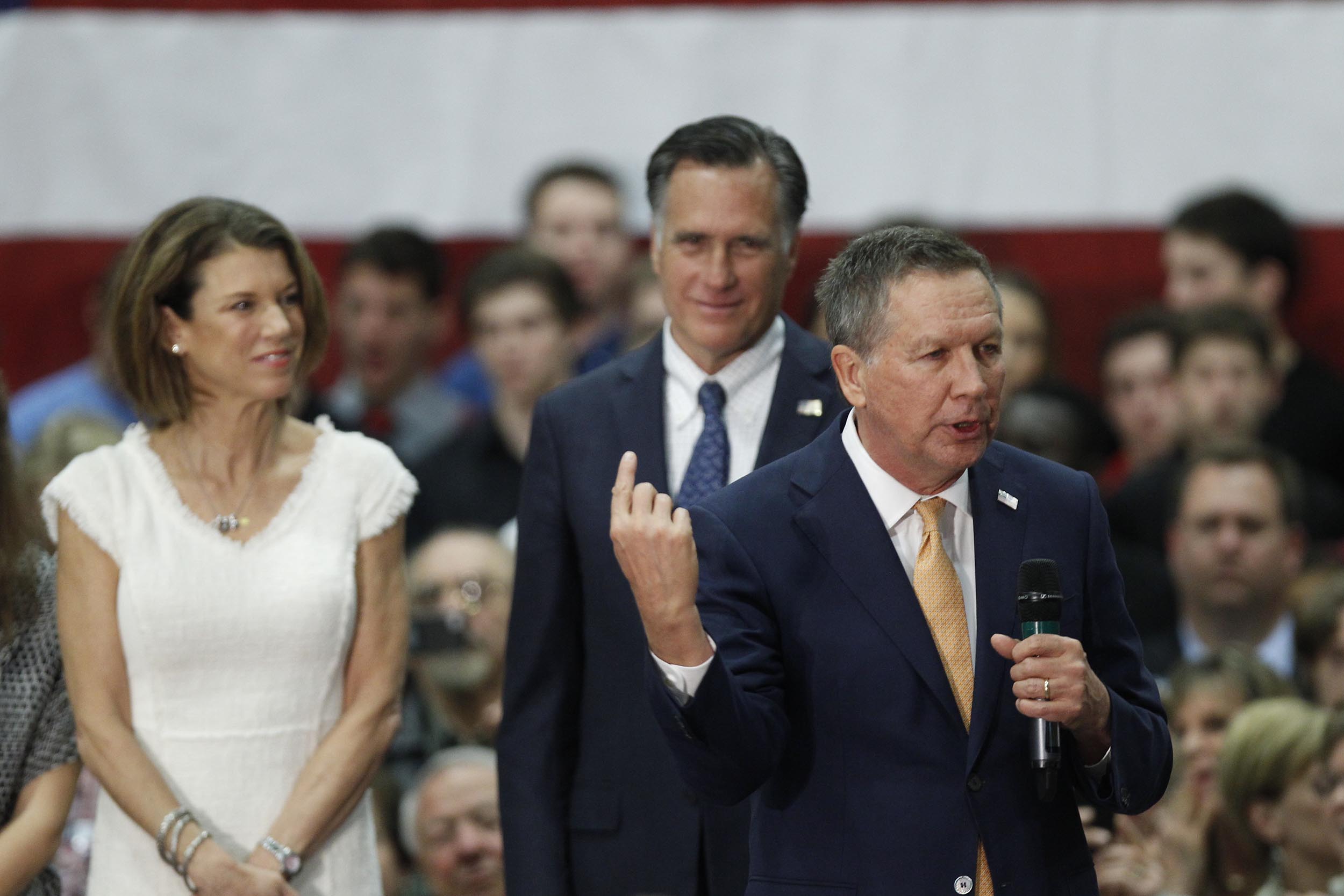 John Kasich y Mitt Romney en un evento electoral en marzo durante las primarias republicanas./Getty Images