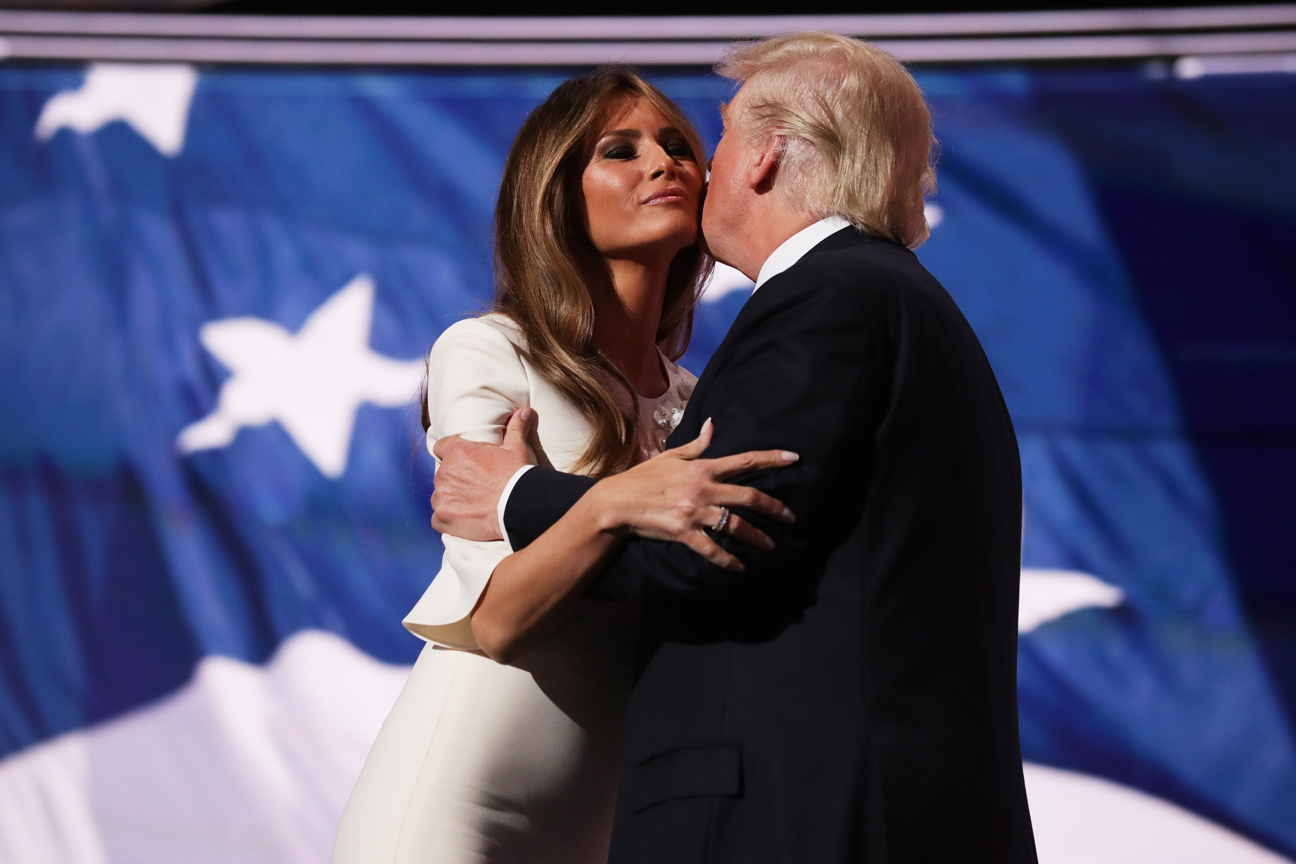 Melania Trump abrazando a su marido en la convención republicana este julio./ Getty Images